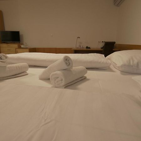 Hotel Novy Kastiel - Self Check-In Topoľčany Eksteriør billede