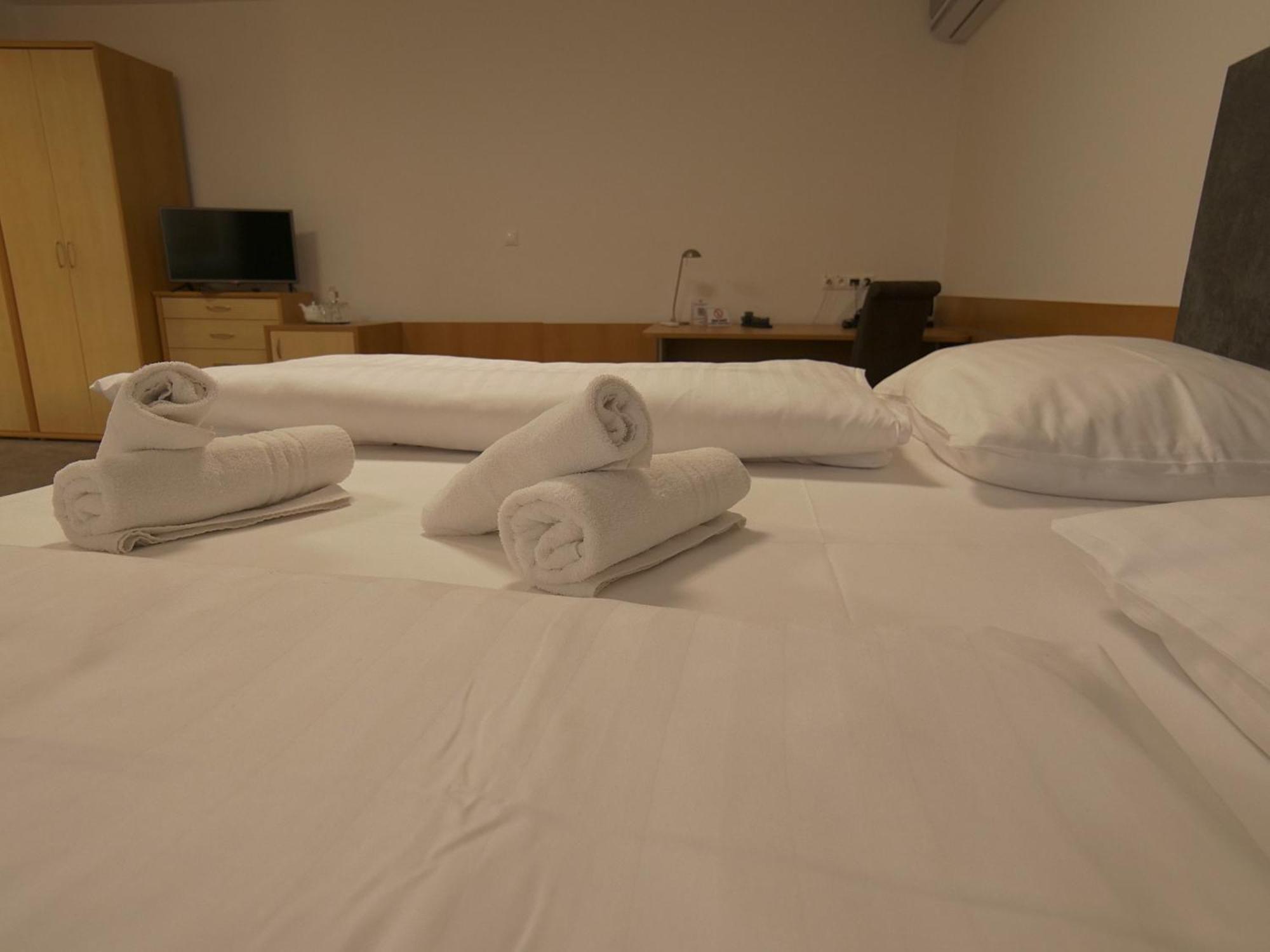Hotel Novy Kastiel - Self Check-In Topoľčany Eksteriør billede