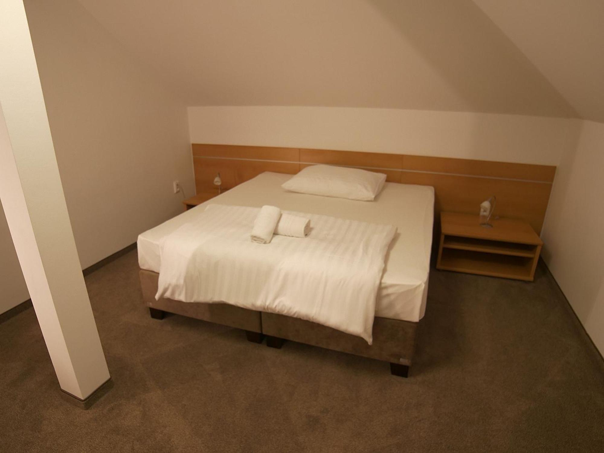 Hotel Novy Kastiel - Self Check-In Topoľčany Eksteriør billede